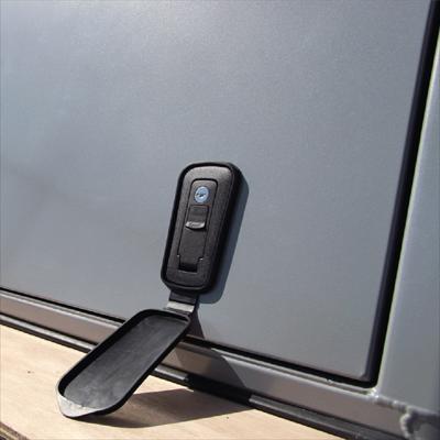Detailbild der Alu-Cab Schlossabdeckung. Schütze die Schlösser vor den Elementen.