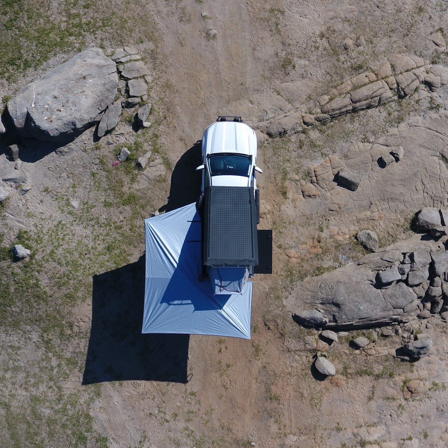 Drohnenaufnahme von der 270° Markise mit grauem Stoff. Die Markise wurde aufgespannt. Montiert an einem Offroad Fahrzeug.