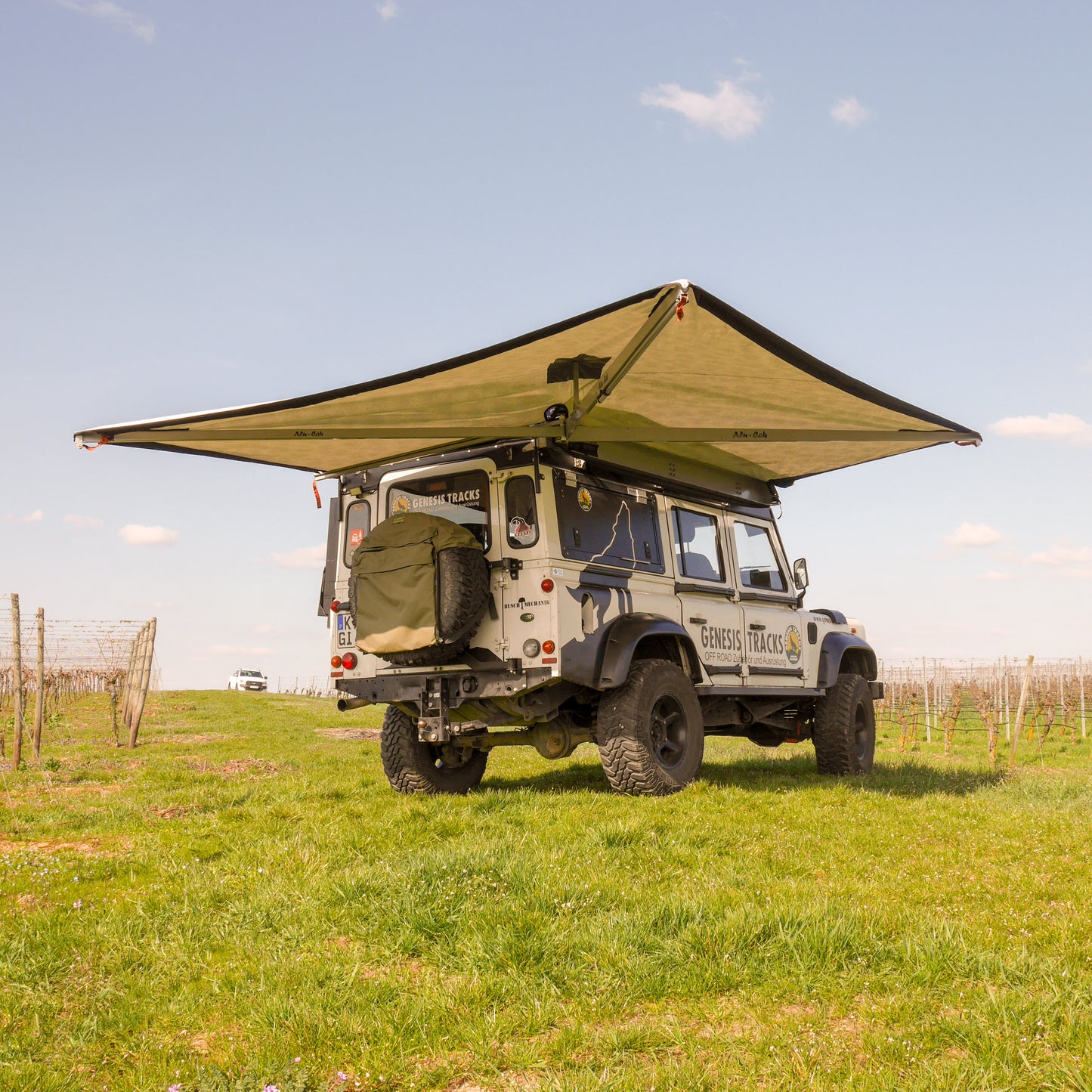 270° Markise von Alu-Cab montiert an einem Offroad Fahrzeug. Markise wurde aufgeklappt und braucht keine Stützen.