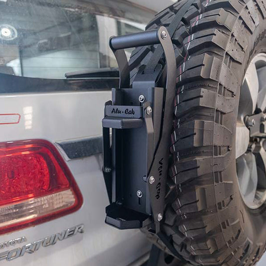 Alu-Cab "Can Crusher" Dosen-Eindrücker wurde am Reserverad eines Offroad Fahrzeuges befestigt.