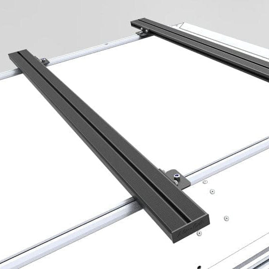 Darstellung der Alu-Cab
Querträger 1550mm in Schwarz montiert auf einen Dachzelt.