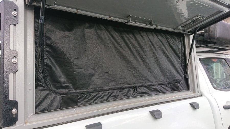 Moskitonetz wurde in dem Seitenfenster des Alu-Cab ModCAP´s gespannt. Es schützt vor Insekten, während es frische Luft in den Camper lässt.