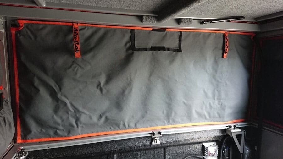 Moskitonetz mit einer Canvas-Stoffschicht wurde in dem Seitenfenster des Alu-Cab ModCAP´s gespannt. Es schützt vor Insekten.