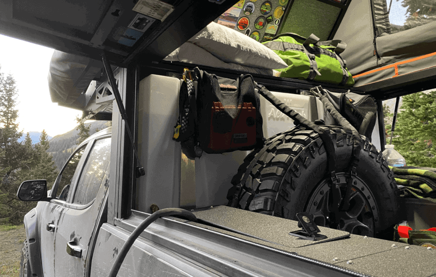 Alu-Cab 50L Wassertank mit Halterung für den Landcruiser. Kompakte Bauweise und montiert im Inneren des Fahrzeugs.