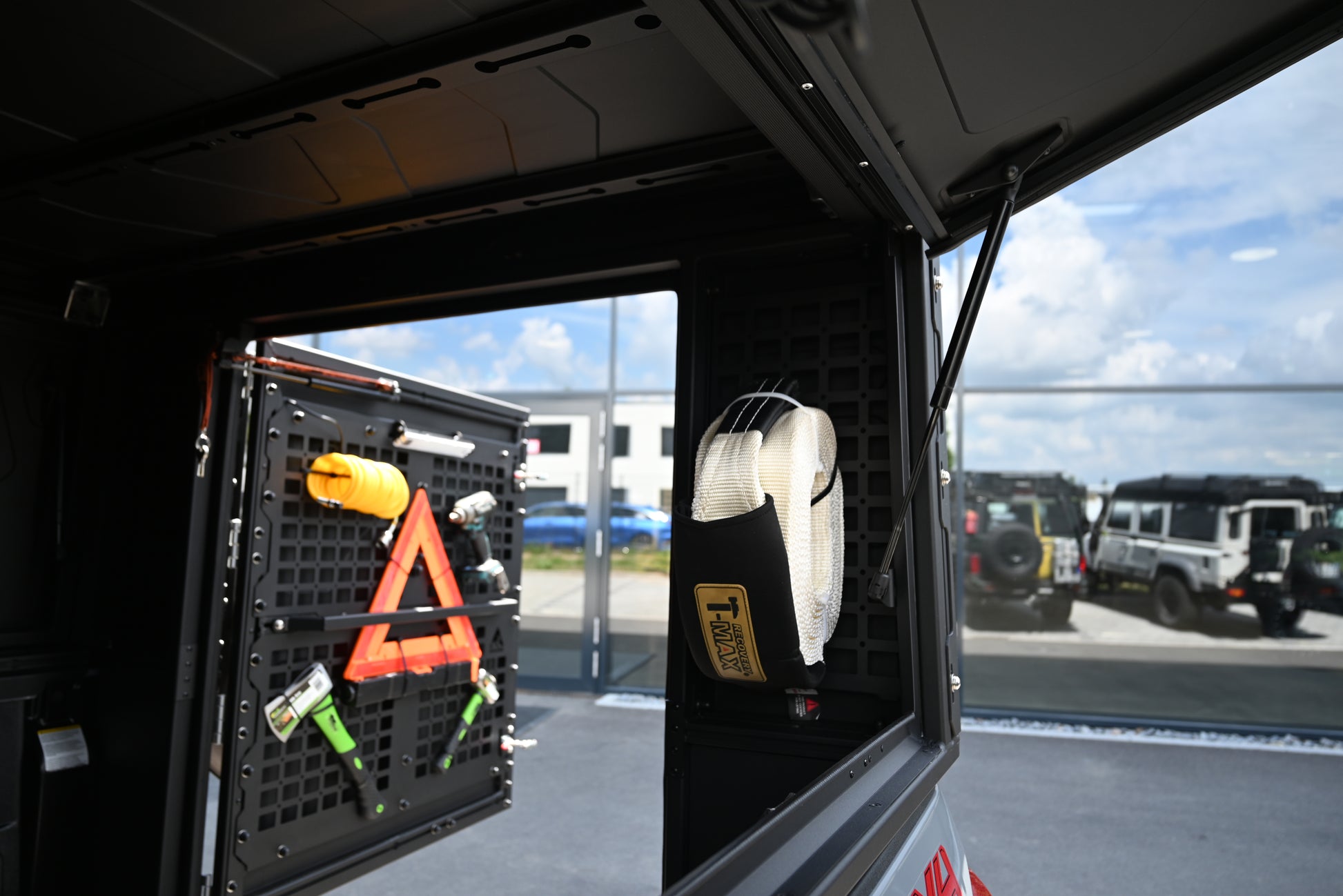 ModCAP Worker zu sehen. Montiert auf einem Offroad Fahrzeug. Mit Geöffneter Hecktür und Seitentüren. Blick auf dem im Inneren an den Molleplatten befestigter T-MAX Gurt.