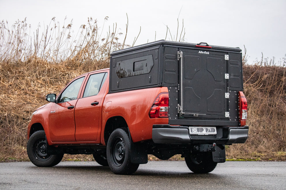 ModCAP Worker für Doppelkabine und Extrakabine montiert auf einem Pick-Up. Bild von hinten auf die Tür des ModCAPs.