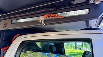 Die Alu-Cab Tischhalterung hält den Alu-Cab Campingtisch zwischen Camper und Fahrerbkabine. So benötigt er sehr wenig Staurraum und ist nicht im Weg.