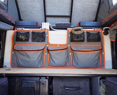 Canvas Taschensystem wurde an dem Wassertank im ModCAP mit Nieten den den Halterungen des Wassertanks befestigt. So entsteht ein weiterer von innen zugänglicher Stauraum.