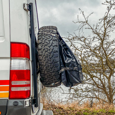 Schwarze Alu-Cab Reserveradtasche wurde an dem Reserverad an der Hecktür befestigt.