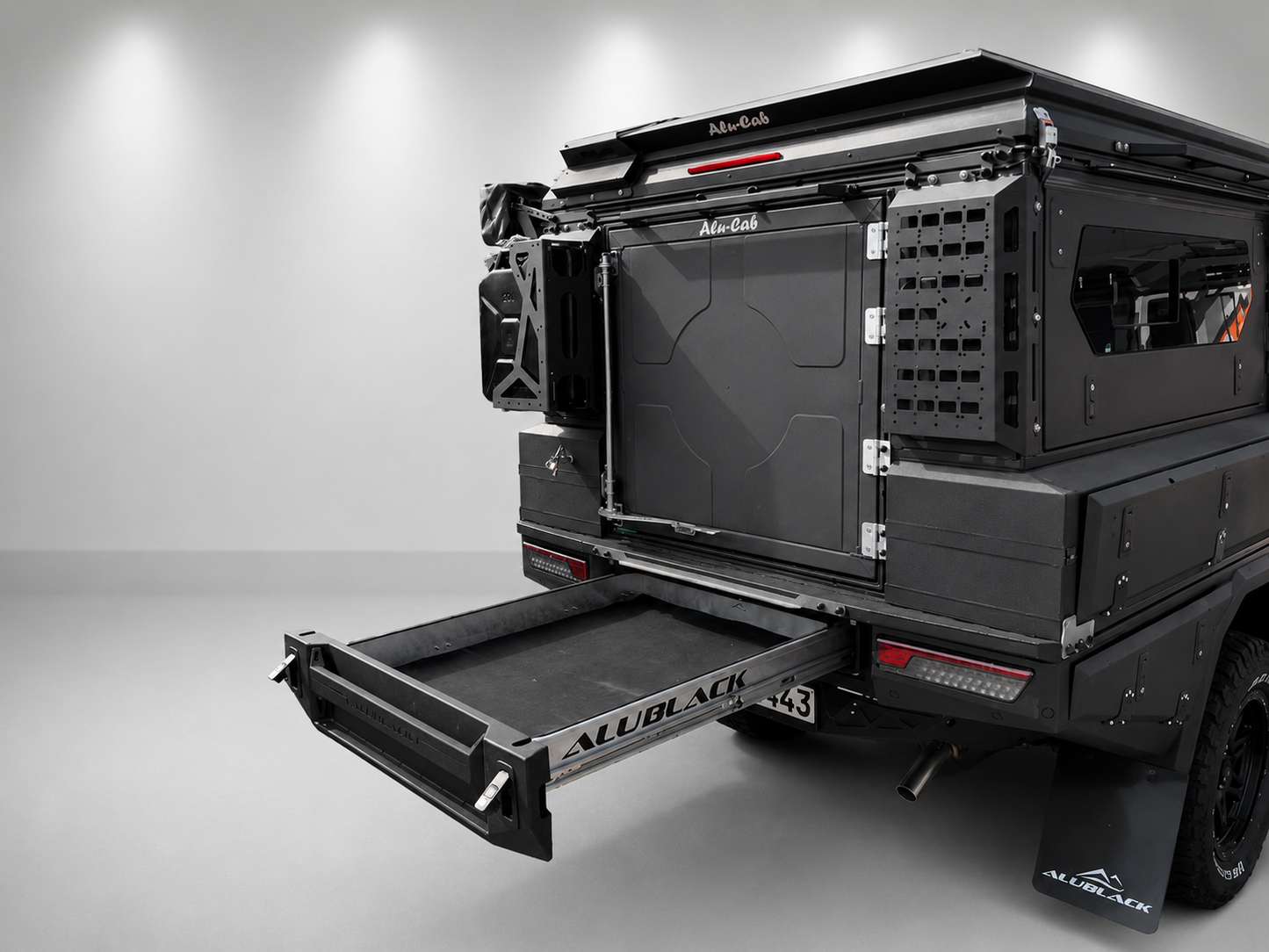 AluBlack Flatbed mit Stauboxen