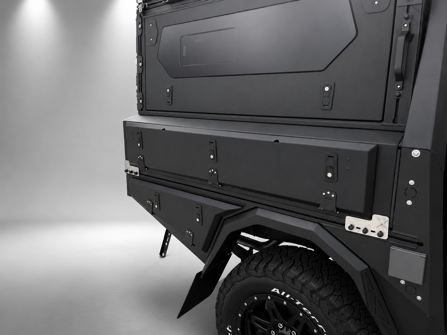 AluBlack Flatbed mit Stauboxen