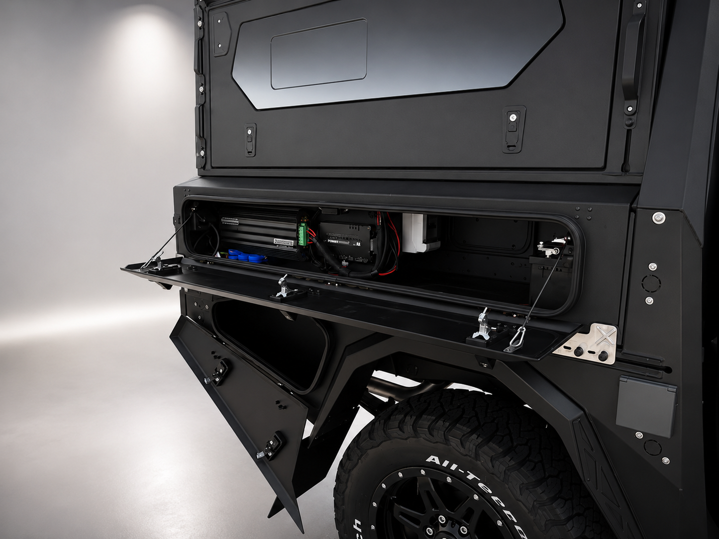 AluBlack Flatbed mit Stauboxen