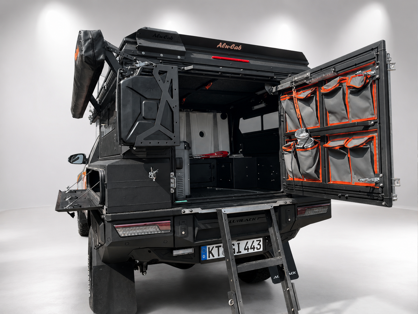 AluBlack Flatbed mit Stauboxen