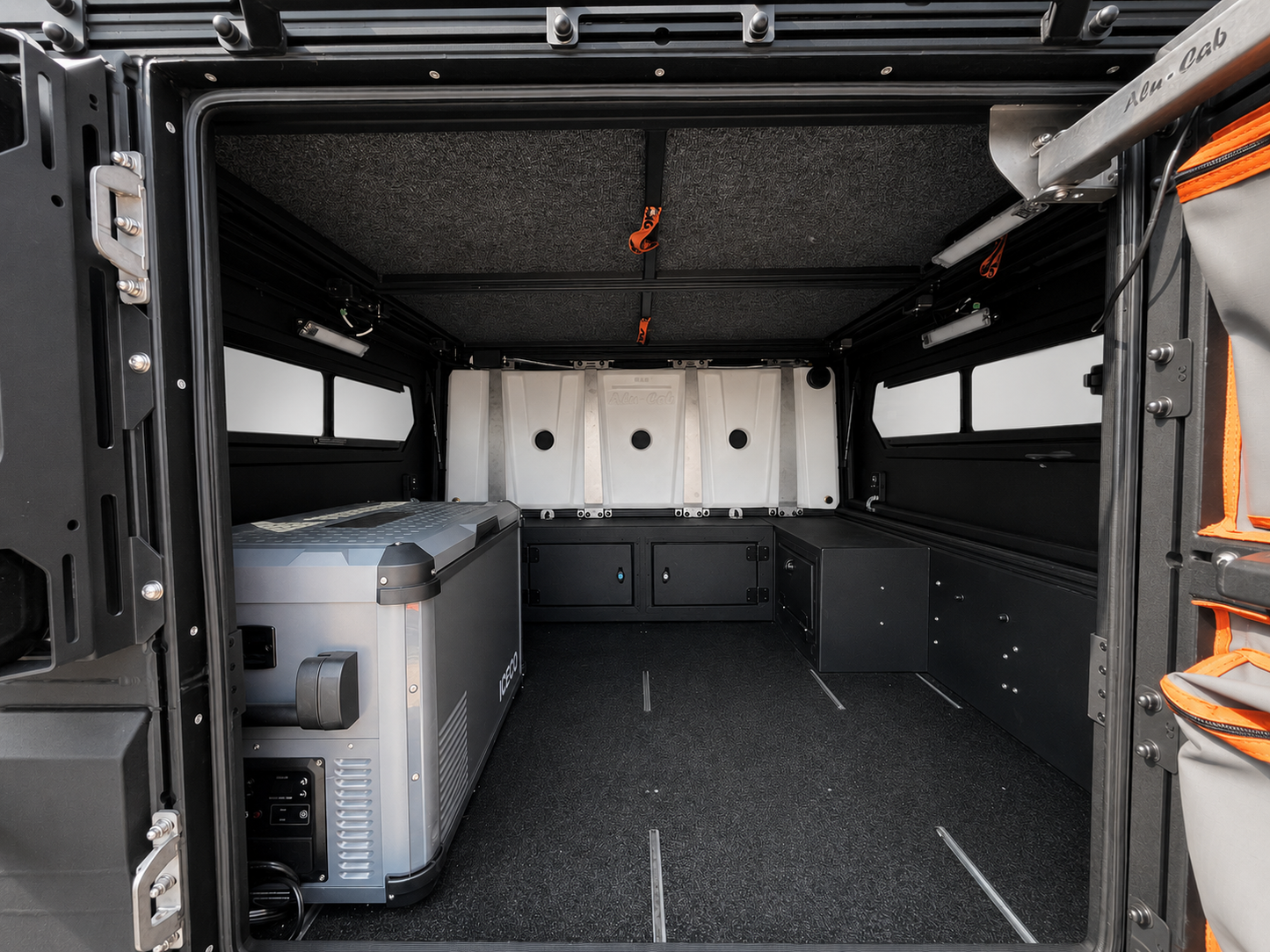AluBlack Flatbed mit Stauboxen