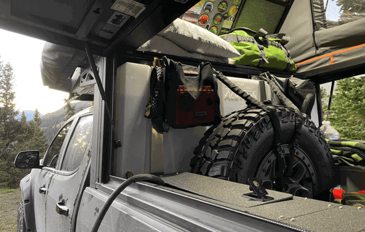 Alu-Cab 50L Wassertank mit Halterung für  den Landcruiser.  Kompakte Bauweise  und montiert im Inneren des Fahrzeugs.